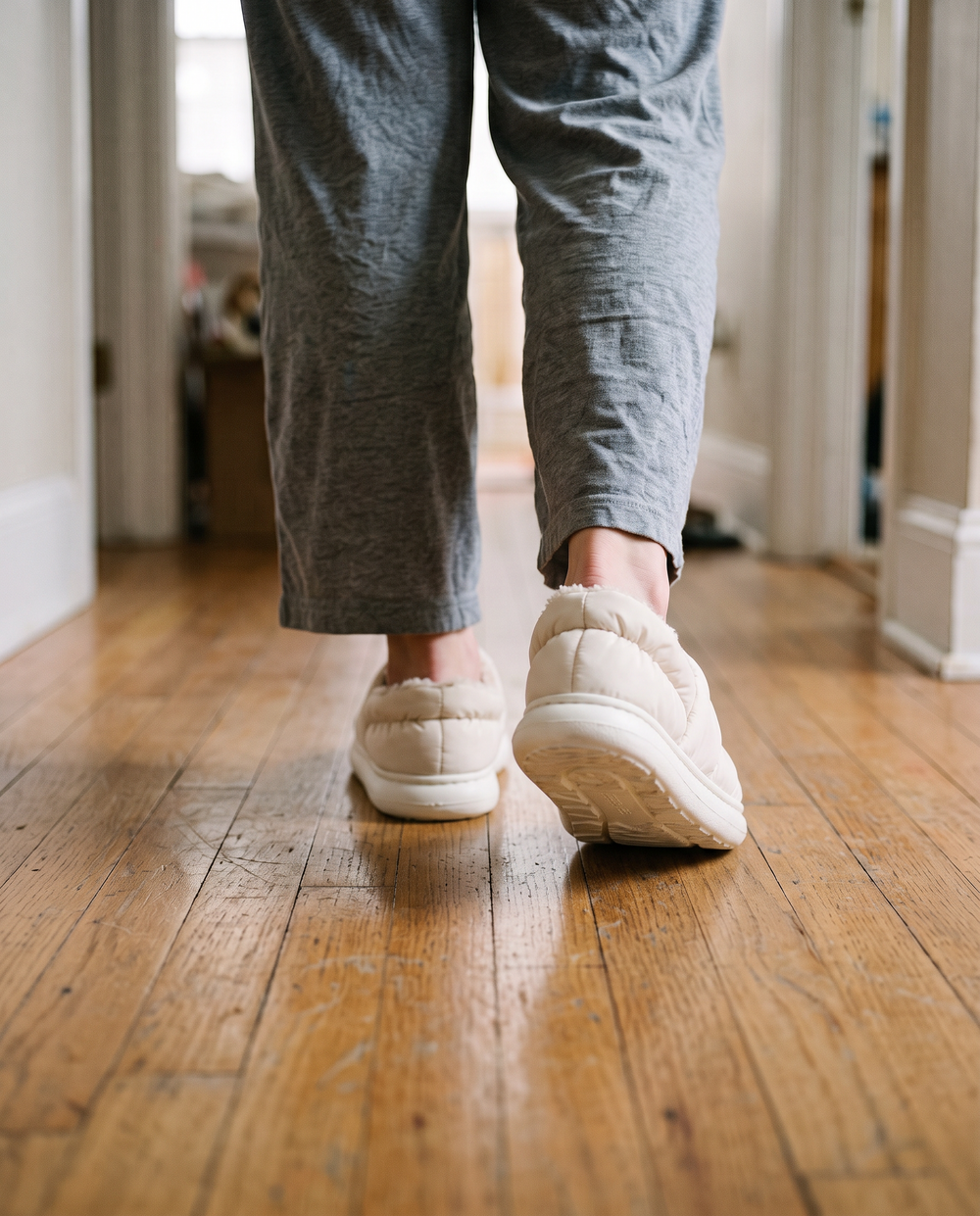 Cloowdy slippers holding the heel