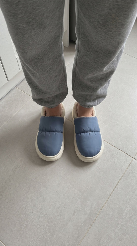 Walking on kitchen tiles in denim blue Cloowdy slippers